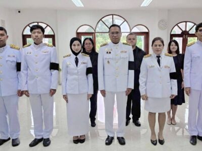 สตจ. พังงา ยืนแสดงความไว้อาลัยและลงนามถวายความไว้อาลัย แด่สมเด็จพระนางเจ้าสิริกิติ์ พระบรมราชินีนาถ พระบรมราชชนนีพันปีหลวง ในวาระครบ 15 วัน (ปัณรสมวาร) แห่งการสวรรคต ณ สำนักตรวจเงินแผ่นดินจังหวัดพังงา